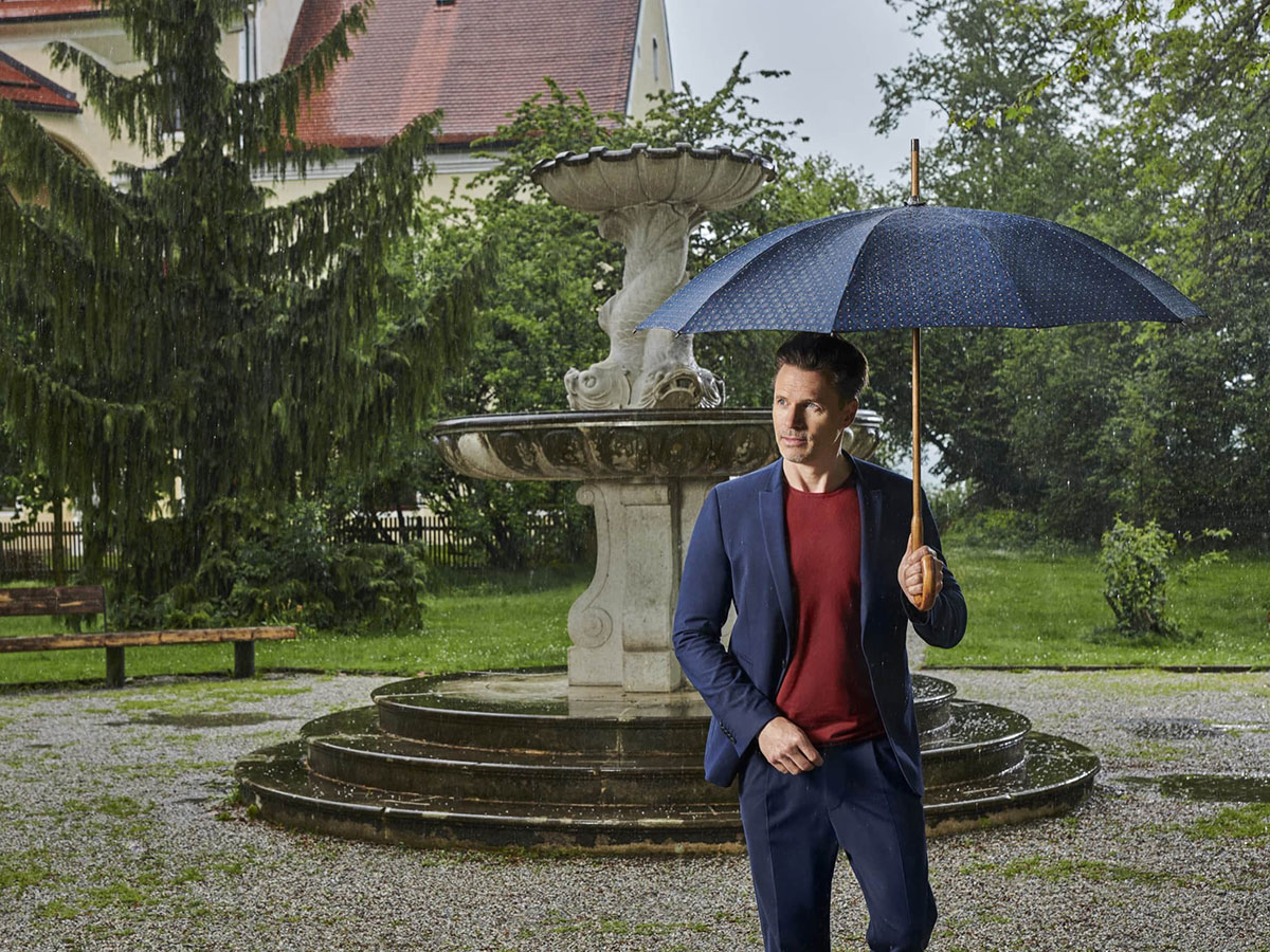 Mann mit Regenschirm