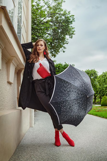 Frau mit elegantem Regenschirm